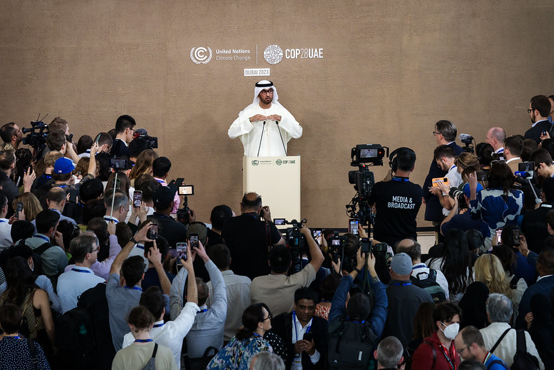 COP28 Día 11: Al Jaber cambia la dinámica, “fracasar no es una opción” El Sultán Al Jaber con conferencia de prensa.