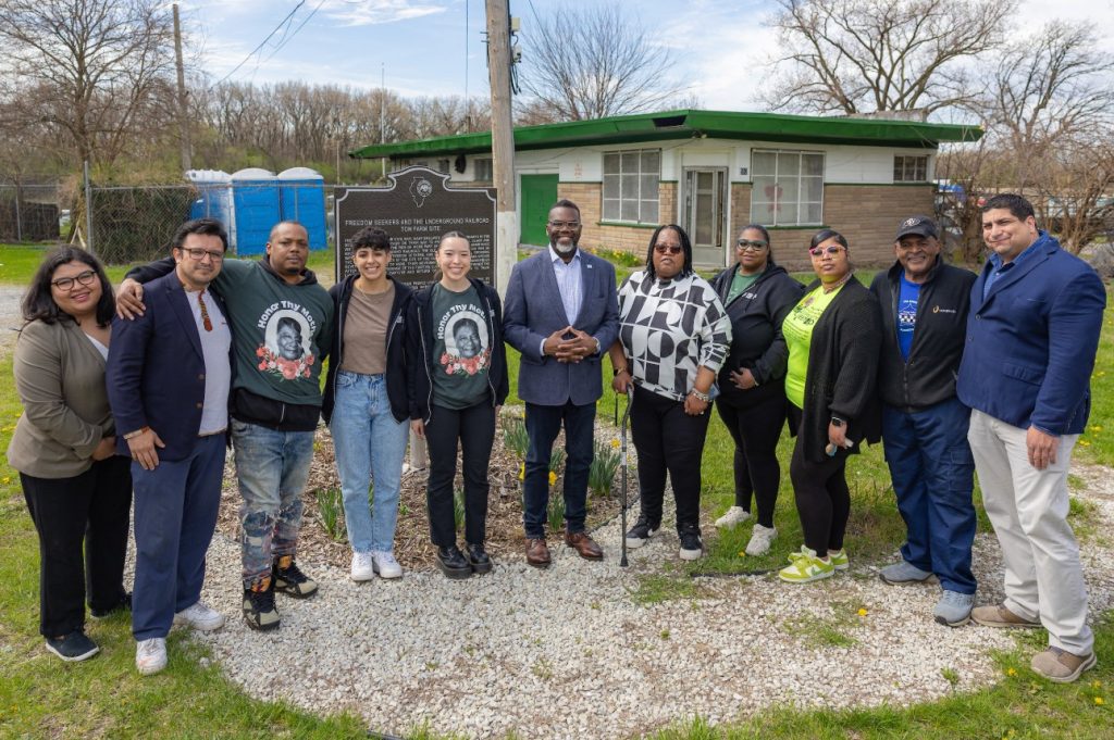 Ordenanza buscar remediar años de “racismo ambiental” en Chicago El alcalde de Chicago, Brandon Johnson, junto con miembros de la comunidad en Chicago. Foto de X.com / @ChicagosMayor.