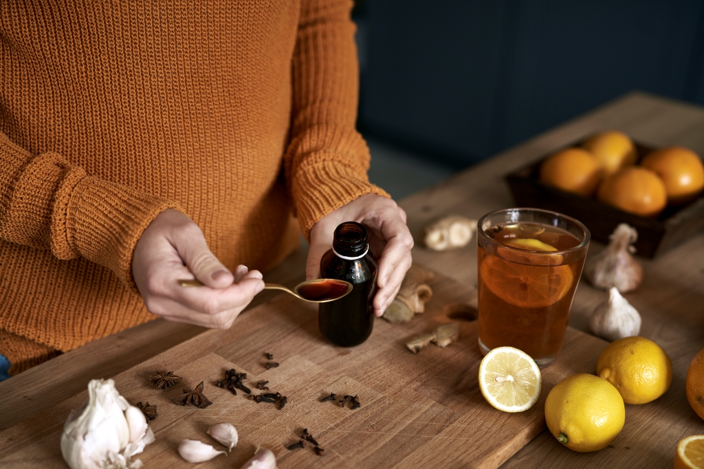 De inyectarse veneno de abeja a beber orina: los remedios virales para curar el cáncer que la ciencia no ha probado que funcionen remedios virales