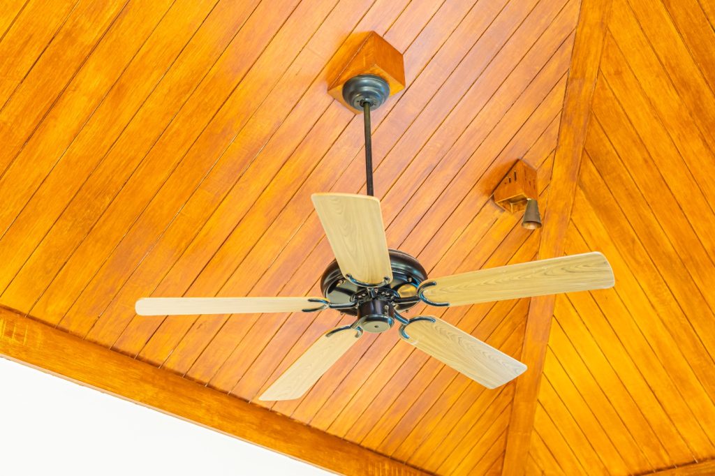 Por qué los ventiladores de techo son más importantes en climas desérticos como Arizona Ventiladores de techo. Foto: Freepik